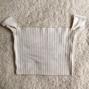 Cream off the shoulder crop top 🌜🌜🌜🌜